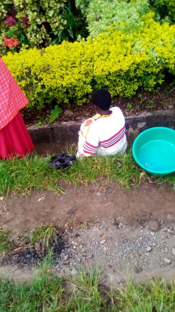 Kisoro woman delivers on road-side amid public transport ban
